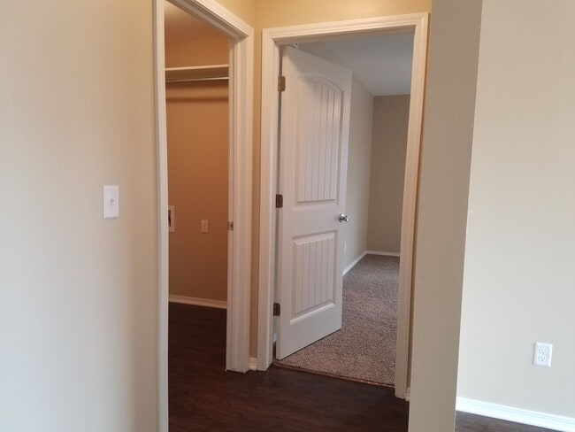 Building Photo - Large 4 Bedroom, 3 Bathroom!