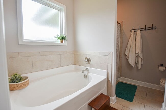 Building Photo - Pet Friendly Three Bedroom!