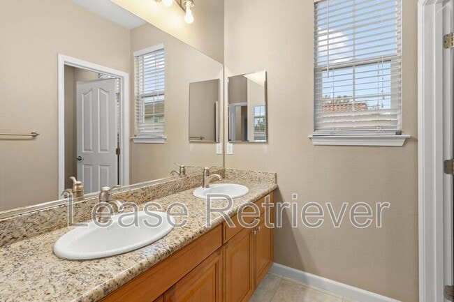 Building Photo - 265-269 S Sonrisa St