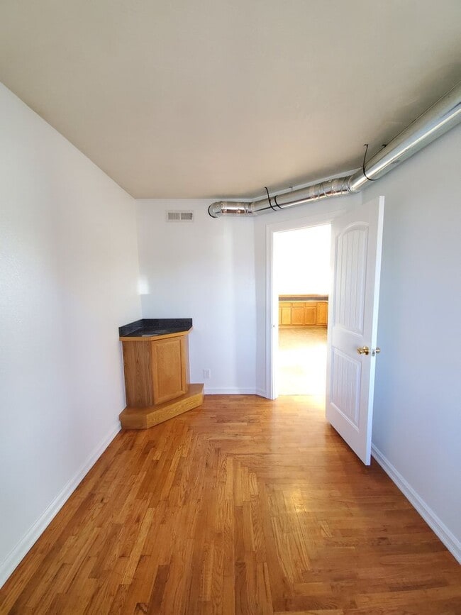 Building Photo - Spacious apartment! First Month FREE with 12 month lease!