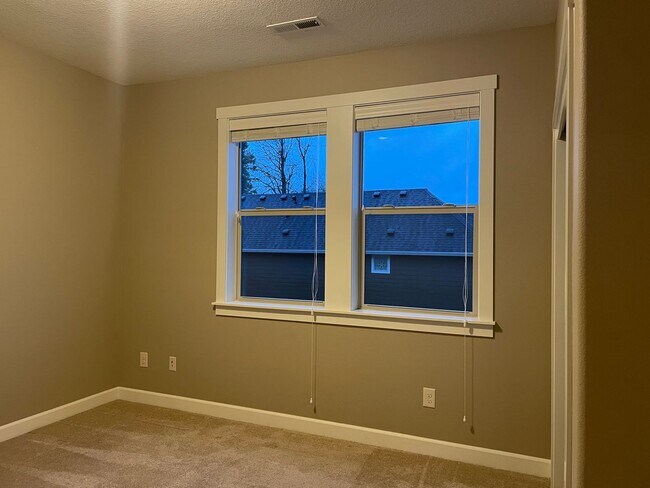 Building Photo - NEWER LUXURY Style Townhouse with a gorgeo...