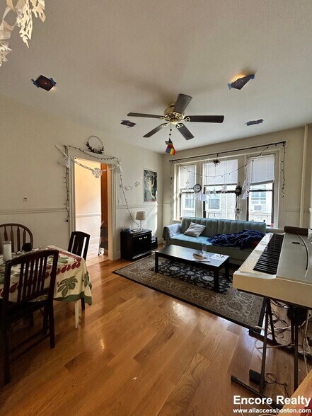 Primary Photo - 240 Kelton St
