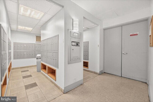 Building Photo - 118 Monroe St