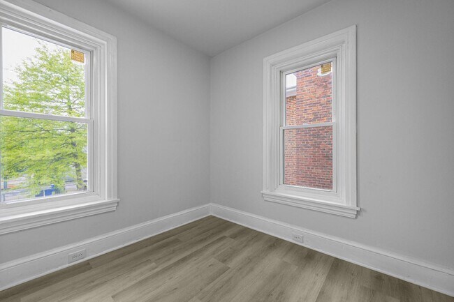 Building Photo - 560 King St
