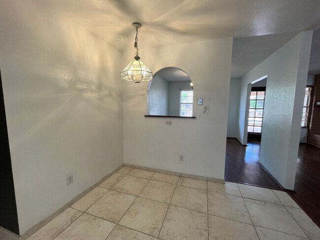 Building Photo - Spacious 3 Bedroom 2 Bathroom Home in the ...
