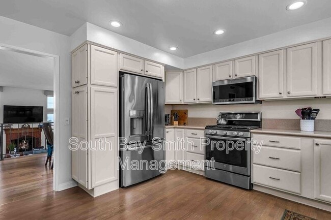 Building Photo - 420 Palos Verdes Blvd