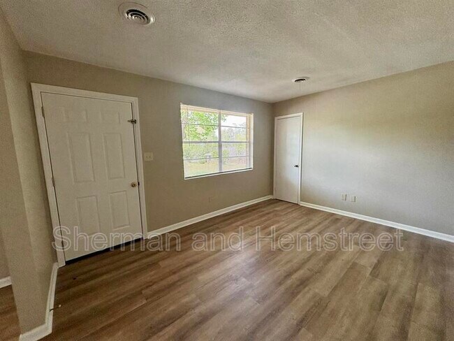 Building Photo - 336 Deerwood Ct