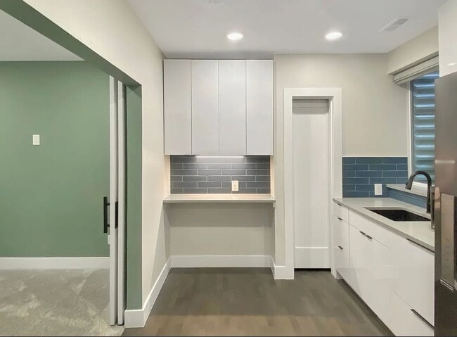Building Photo - Modern 4BD, 3BA LoHi Townhome with Rooftop Deck