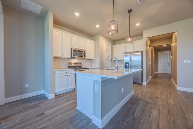 Building Photo - 6616 Cloverdale Ave