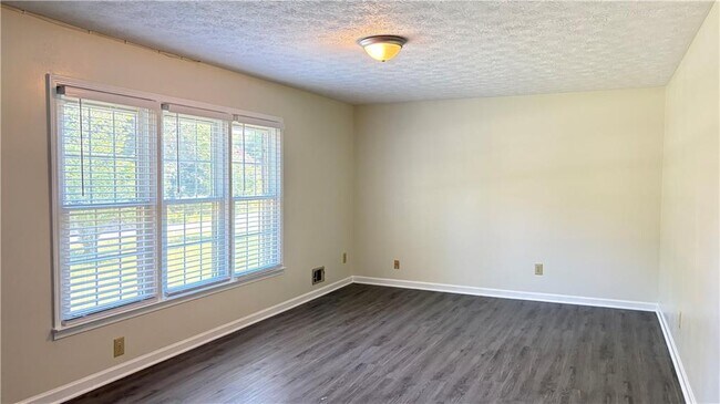 Building Photo - 2421 Fieldstone Dr SE