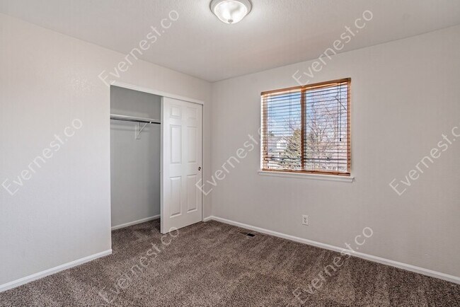 Building Photo - 5 Bed, 3.5 Bath Home with Fenced Yard & Garage / Available Now!
