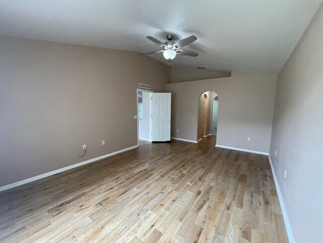 Building Photo - Great Home Great Location - 4 br 2 1/2 bath