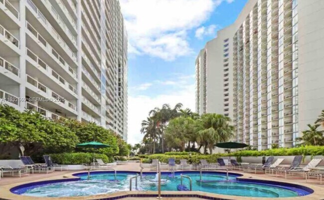 Building Photo - 1717 N Bayshore Dr