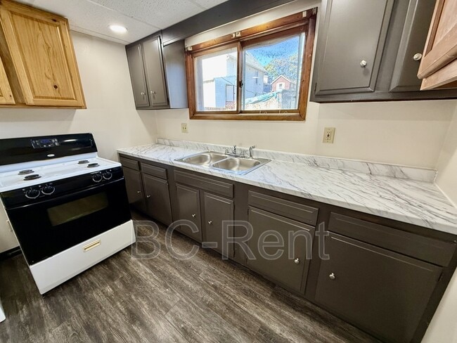 Building Photo - 526 Adams St