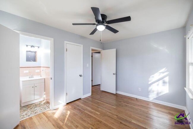 Building Photo - 718 Oakview Square