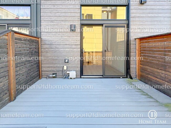 Building Photo - "Spacious 3-Bed Townhouse with Scenic Views in Seattle's Desirable Magnolia Neighborhood!"