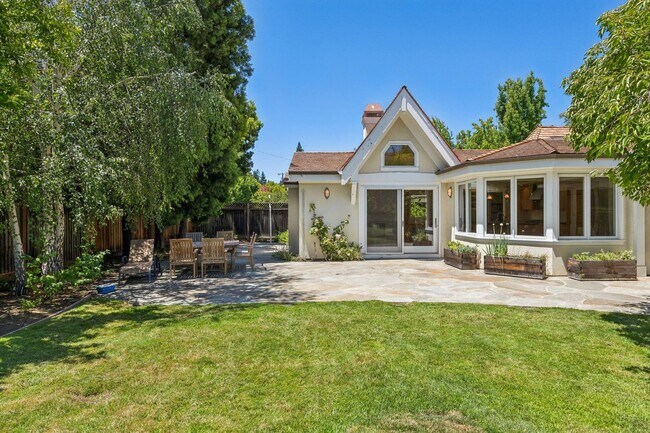 Building Photo - Beautiful, Old-World-style Home in the Heart of Central Menlo Park