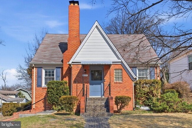 Building Photo - 3225 Chestnut St NE