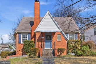 Building Photo - 3225 Chestnut St NE