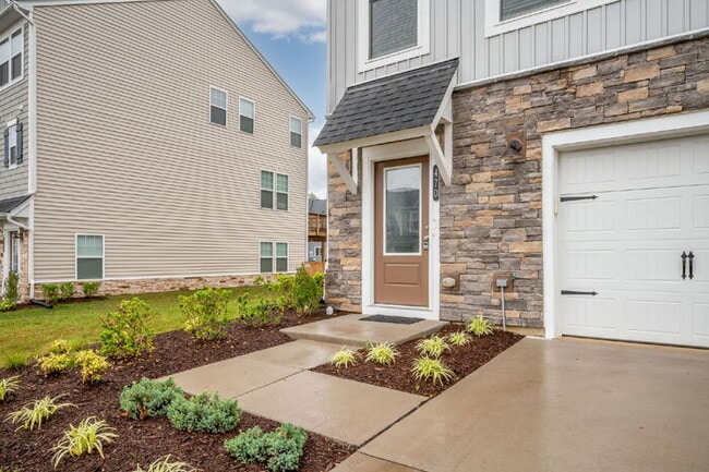 Building Photo - Spacious 3 Bedroom Townhome in Glen Allen - $2,650/mo