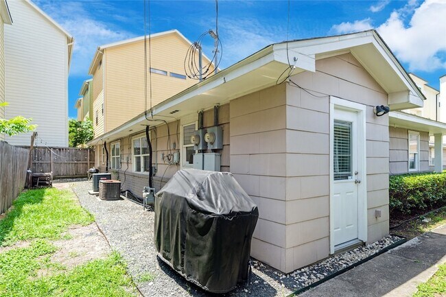 Building Photo - 4405 Marina St