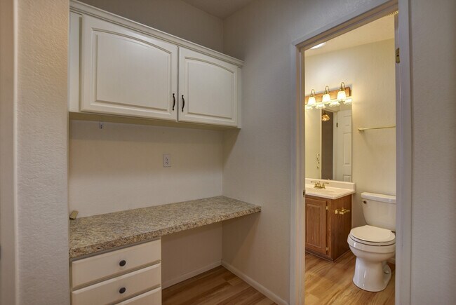 Building Photo - Beautiful 3 Bedroom in Vista Del Lago!