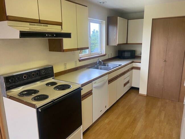 Building Photo - 934 Starfish Ct SW