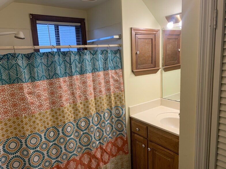 Upstairs full bath - 820 N Jackson St