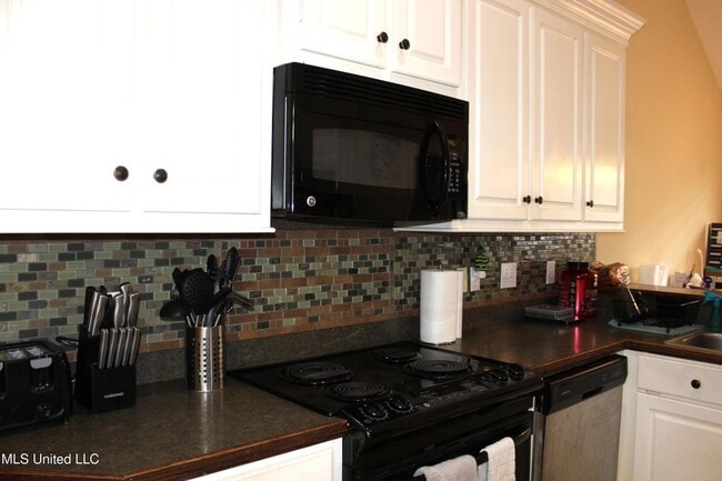 Building Photo - 900 Clubhouse Dr