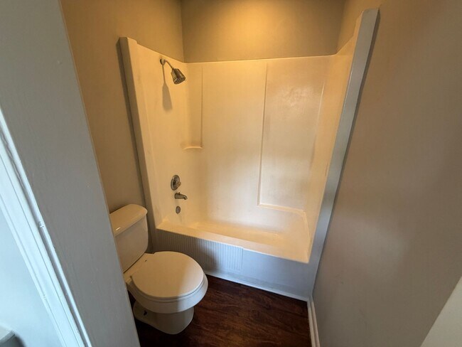 Building Photo - Spacious 3 Bedroom Townhome in Oak Park