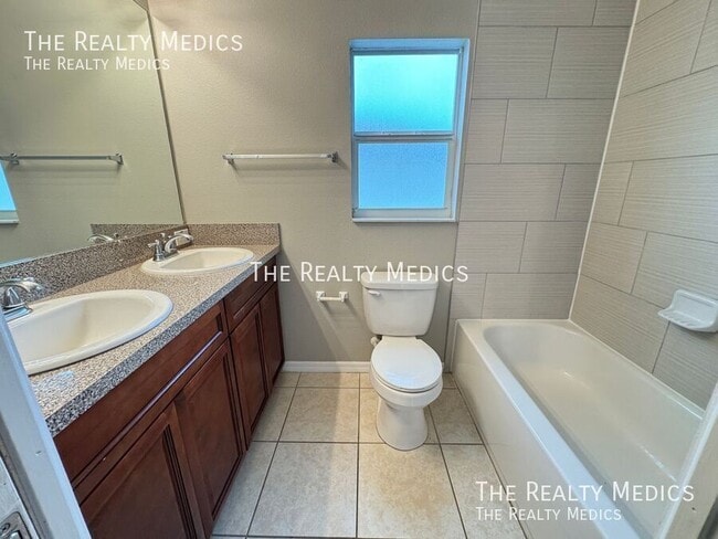 Building Photo - 548 Albatross Dr