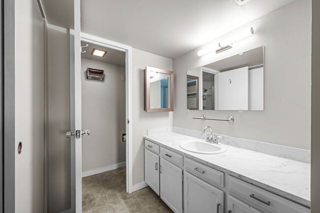 Building Photo - Updated 2-bedroom condo in Denver!
