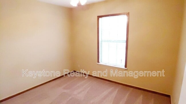 Building Photo - 706 Peachers Dr