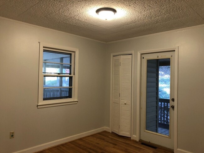 Building Photo - Black Mountain Rental!