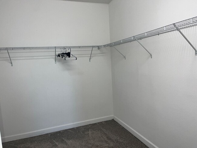 Building Photo - 3 bed 2.5 bath townhouse