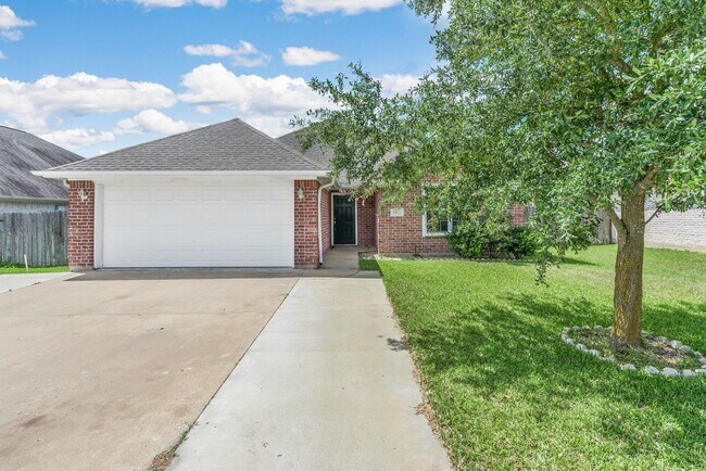 Building Photo - AUGUST PRE-LEASE! Incredible 4 Bed 3 Bath ...