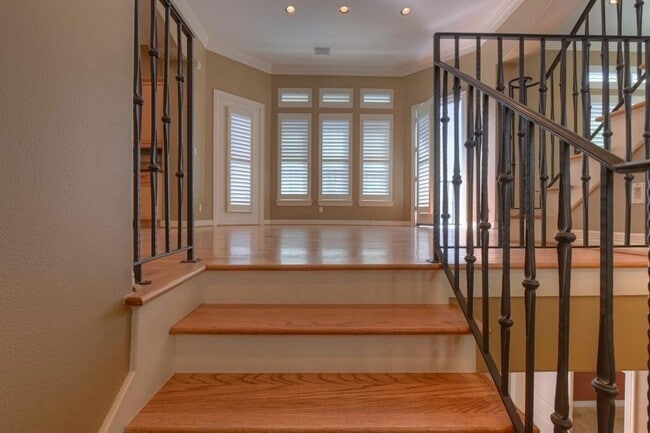 Building Photo - 2406 Wroxton Rd