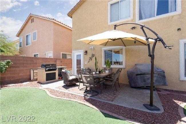 Building Photo - Must see 2 story 4 bed/3 bath home in the heart of SUMMERLIN