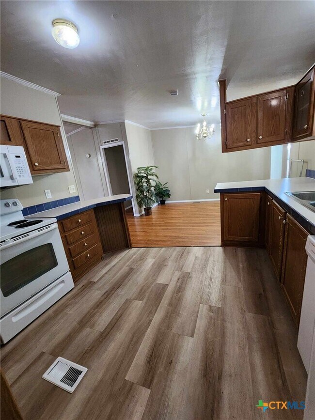 Building Photo - 922 Ashwood Dr