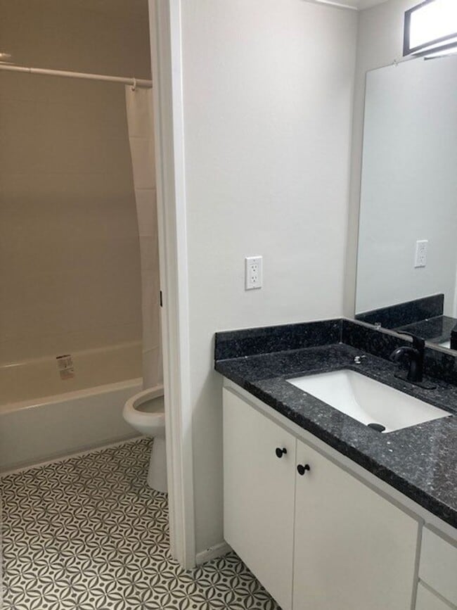 Building Photo - Updated extra large one bedroom at Woodlake