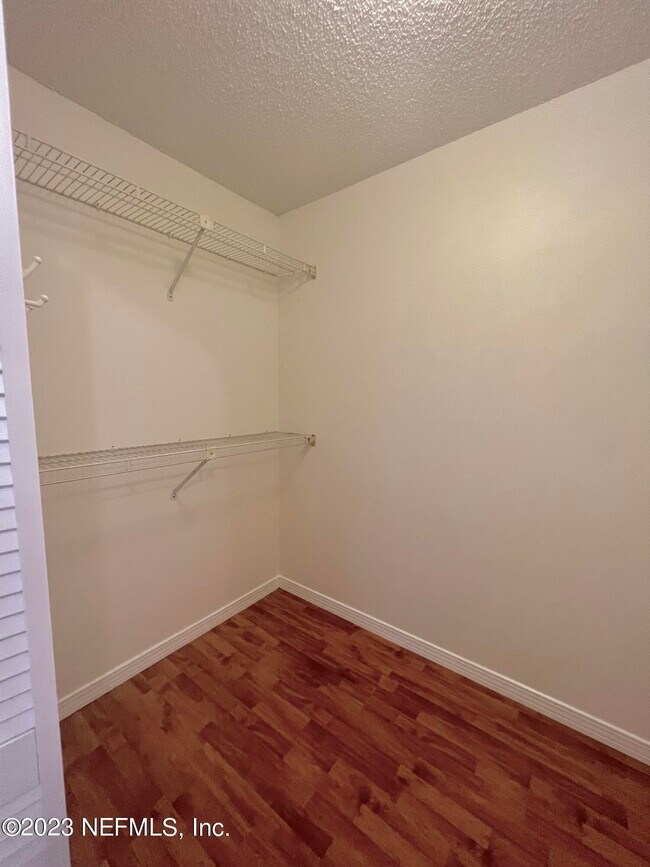Building Photo - 108 N Lake Cir
