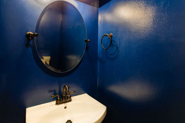 Building Photo - Fully Renovated 3 BR/1.5 BA Apartment in C...