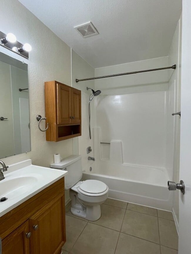 Building Photo - House For Lease