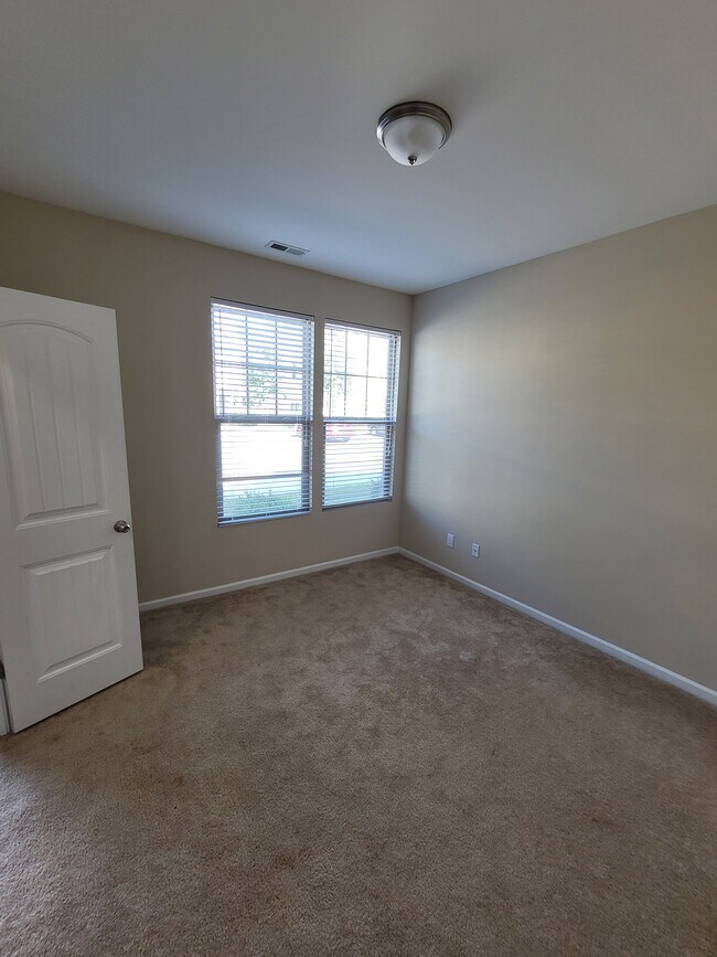 Building Photo - 4464 Middletown Dr