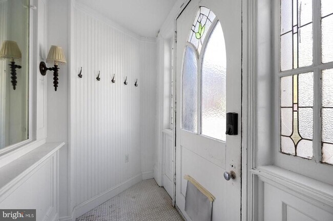 Building Photo - 2053 Christian St