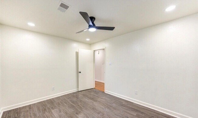 Building Photo - 16830 Scenic Gardens Dr