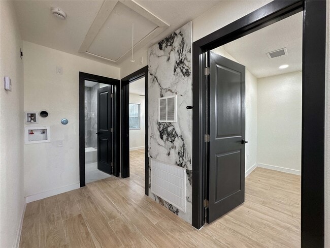 Building Photo - 206 E 33rd St