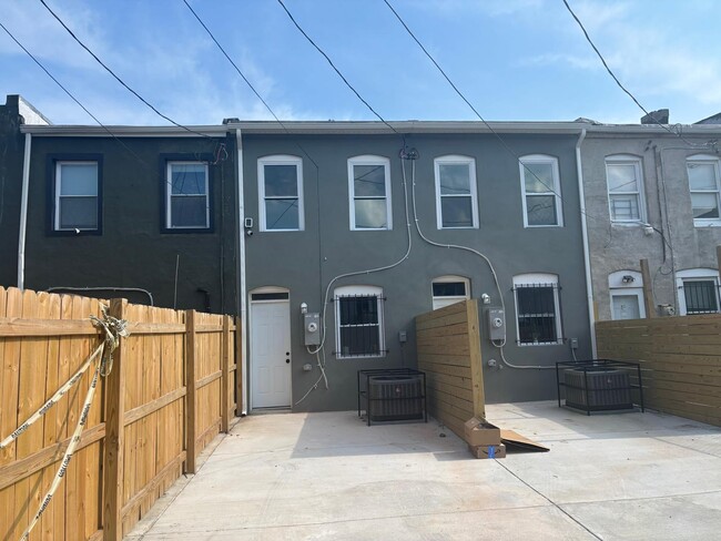 Building Photo - 1742 Llewelyn Ave