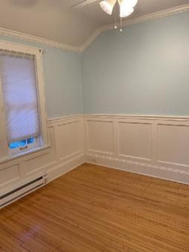 Building Photo - AVAILABLE AUGUST -  3 BED 2 BATH