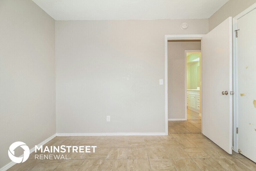 Building Photo - 813 Hampton Rd